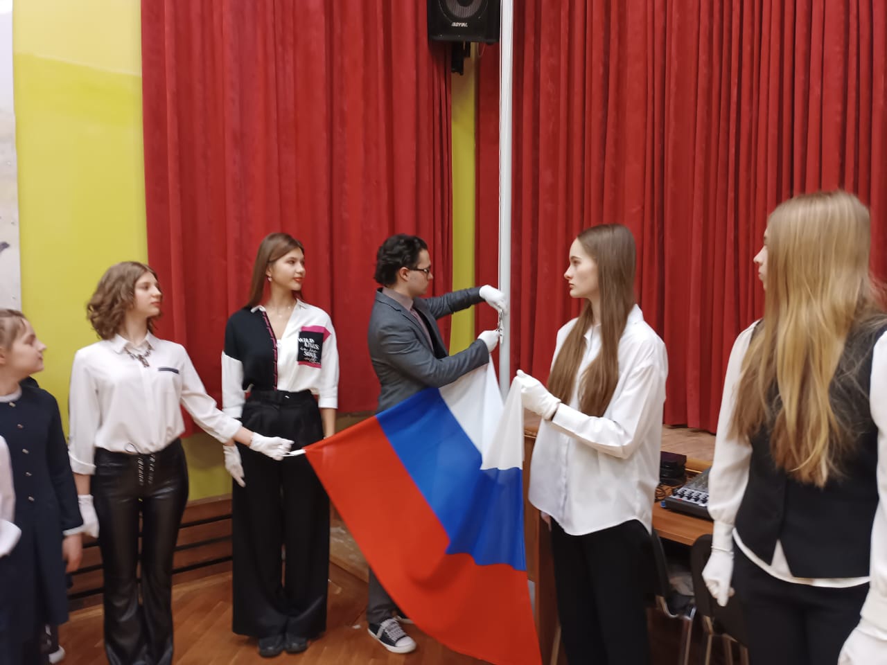 Церемонию поднятия флага РФ организовали в школе №508. Фото: страница школы №508 в соцсетях