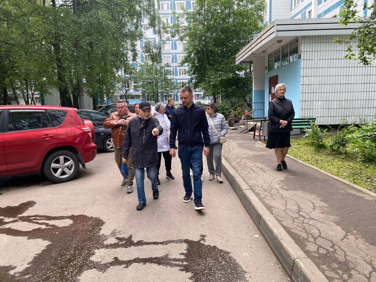 Глава управы Бирюлево Восточное провел плановый обход территории. Фото: официальная страница управы Бирюлево Восточное в социальных сетях