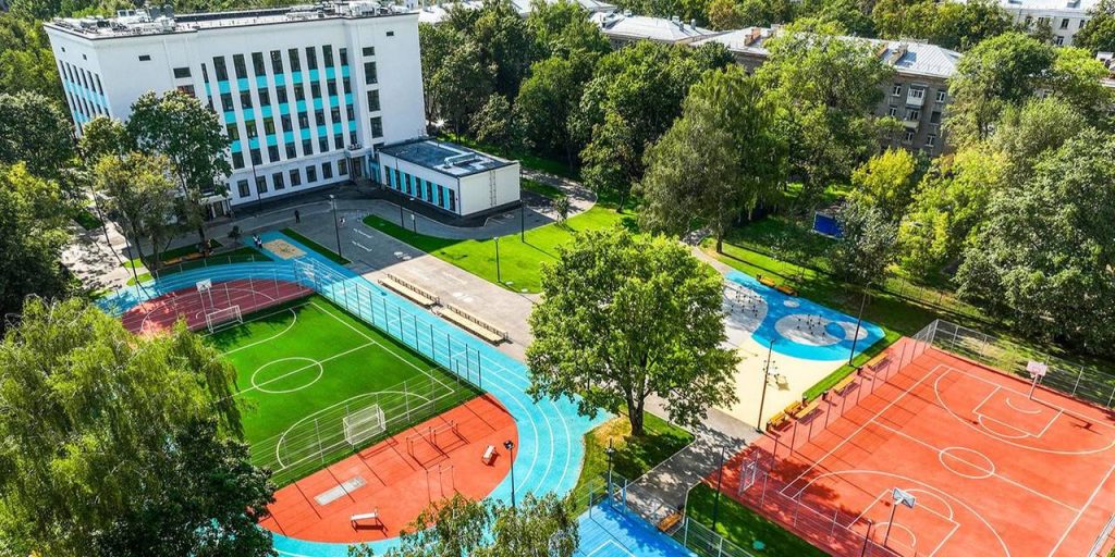 Специалисты приводят в порядок футбольные поля, волейбольные и баскетбольные площадки, зоны для сдачи норм ГТО и воркаута. Фото: пресс-служба Комплекса городского хозяйства Москвы