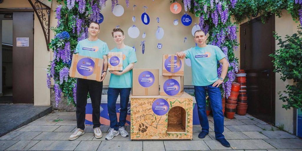 Помощь собрали в штабах и «Домиках добра», которые функционируют в рамках проектов «Москва помогает» и «Время добра». Фото: пресс-служба Комитета общественных связей и молодежной политики города Москвы