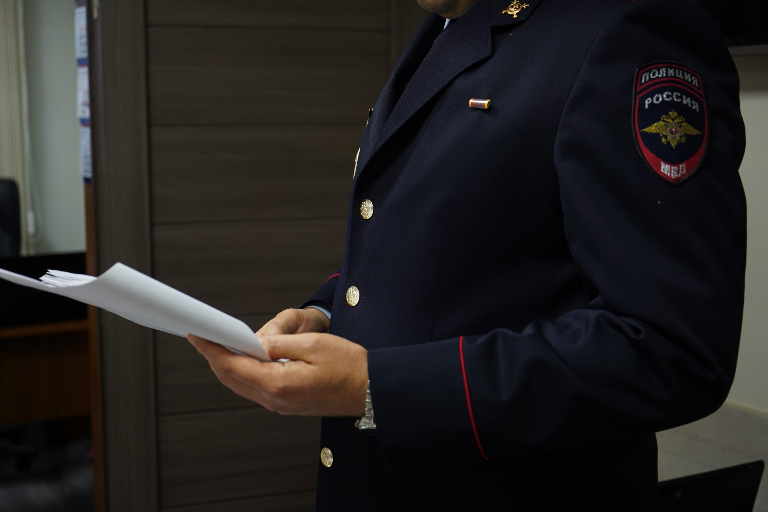 Сотрудники уголовного розыска Отдела МВД России по району Братеево  г. Москвы задержали мужчину, подозреваемого в ограблении. В полицию обратилась представитель одного из магазинов, расположенного на Паромной улице, которая сообщила, что неизвестный мужчина взял предметы парфюмерии со стеллажей и пошел к выходу, минуя кассу. Работник магазина попыталась его остановить, но злоумышленник с похищенным выбежал на улицу. В результате проведения оперативно-розыскных мероприятий сотрудники уголовного розыска Отдела МВД России по району Братеево г. Москвы на Алма-Атинской улице задержали 41-летнего подозреваемого. Похищенным он распорядился по своему усмотрению. Полицейскими в столичном районе Братеево задержан подозреваемый в грабеже из магазина. Фото: Анна Быкова, «Вечерняя Москва»