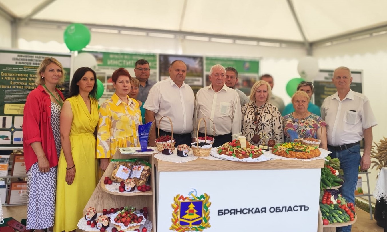 Сотрудники ФГБНУ ФНЦ Садоводства приняли участие в выставке-демонстрации «День Брянского поля – 2025». Фото: официальная страница ФГБНУ ФНЦ Садоводства в социальных сетях