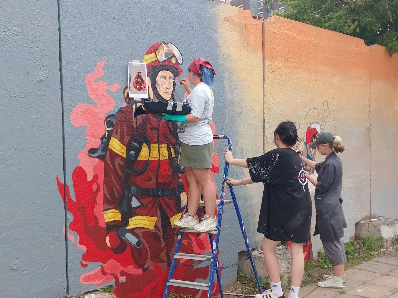 Студенты колледжа ДПИ имени Карла Фаберже провели акцию «Спасаем вместе. Искусство на Службе». Фото: официальная страница колледжа ДПИ имени Карла Фаберже