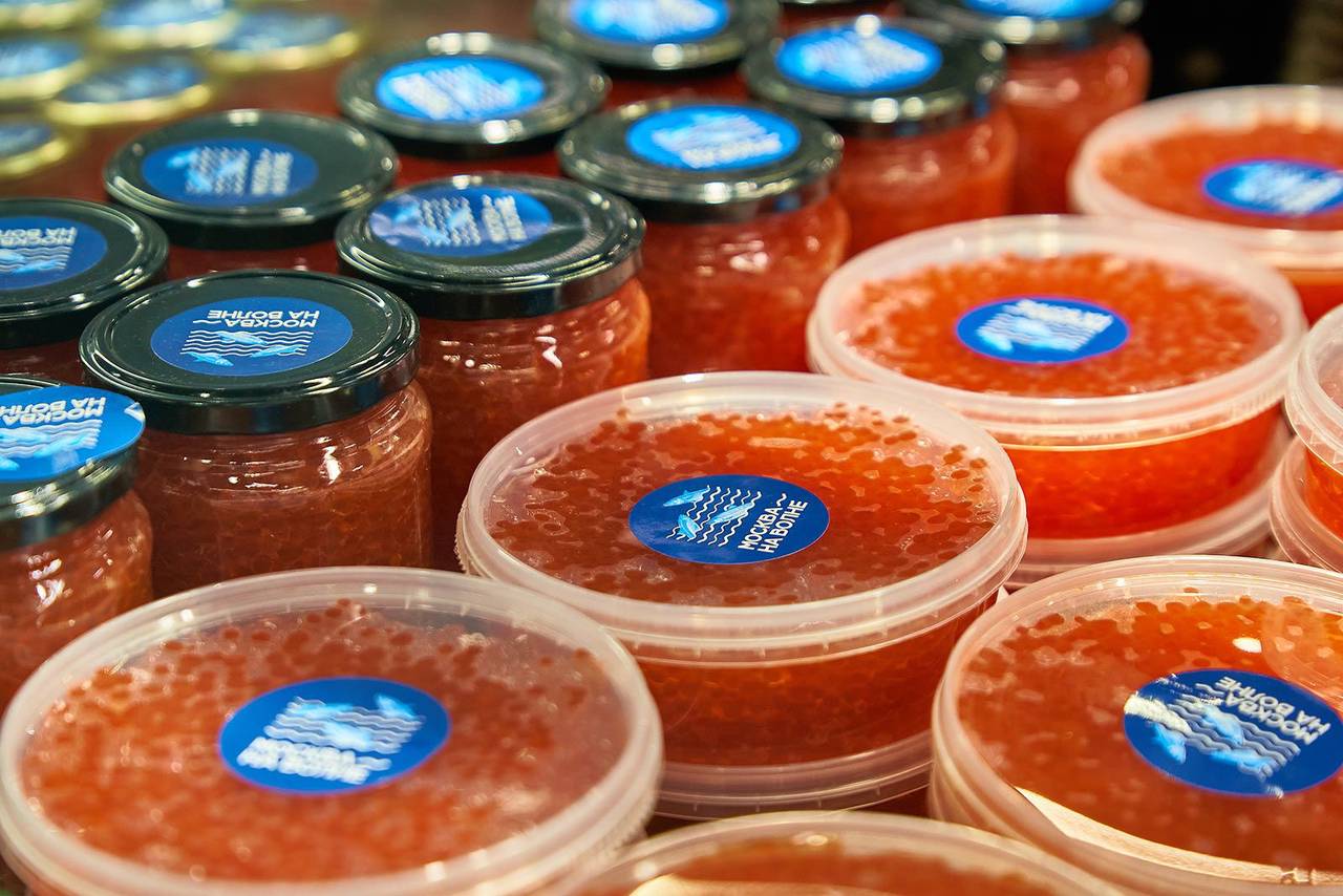 Красная икра горбуши, кеты и нерки нового улова появилась на рыбных рынках «Москва — на волне». Фото: пресс-служба Департамента торговли и услуг города Москвы