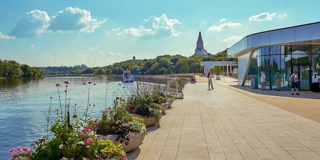 Самым популярным местом для семей с детьми стал интерактивный павильон «Московские каникулы», где юные посетители могут познакомиться с современными технологиями в специальной VR-зоне. Фото: сайт мэра Москвы