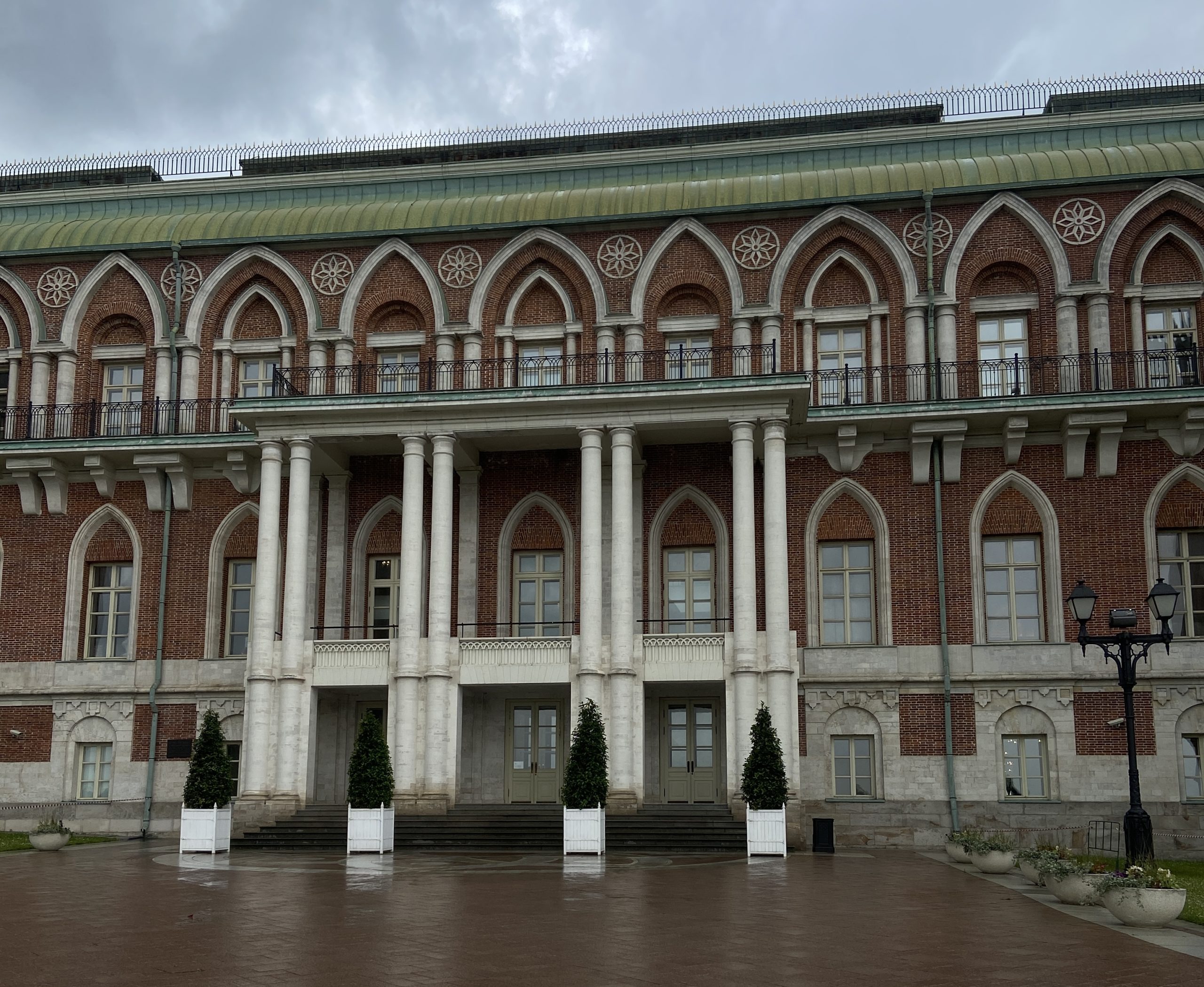 Сотрудники МЗ «Царицыно» пригласили горожан на занятия йогой. Фото: Анастасия Петрова, «Вечерняя Москва»