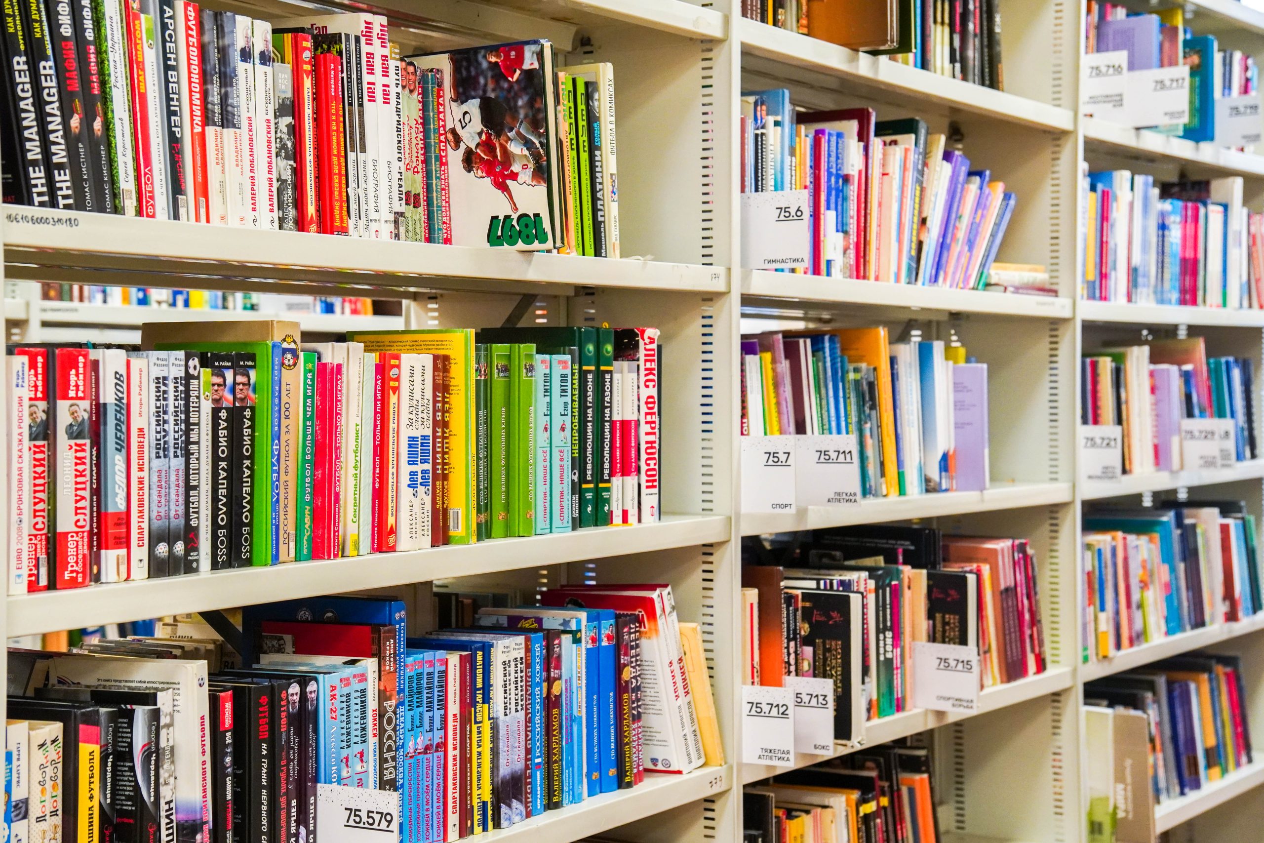 Сотрудники библиотеки №142 пригласили горожан на выставку «Загадочная Агата Кристи». Фото: Ксения Догонашева, «Вечерняя Москва»