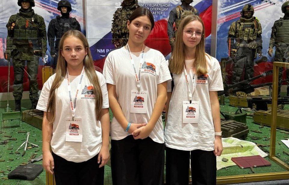 Ученицы школы №902 «Диалог» приняли участие в Открытом форуме школьных музеев. Фото: страница школы №902 «Диалог» в социальных сетях