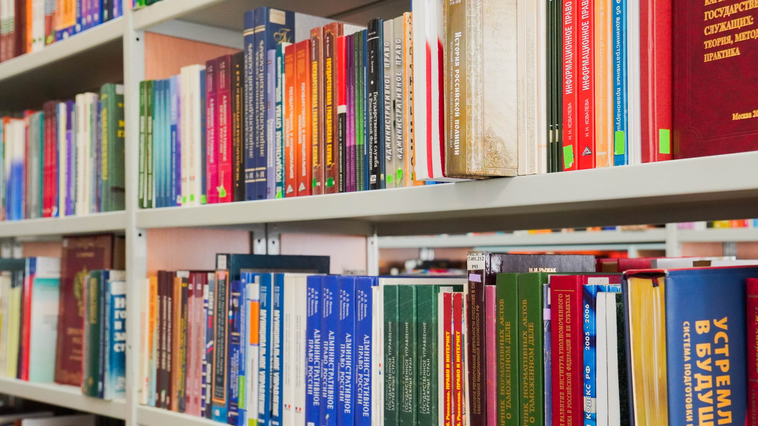 Сотрудники библиотеки №140 проведут конкурс чтецов. Фото: Ксения Догонашева, «Вечерняя Москва»