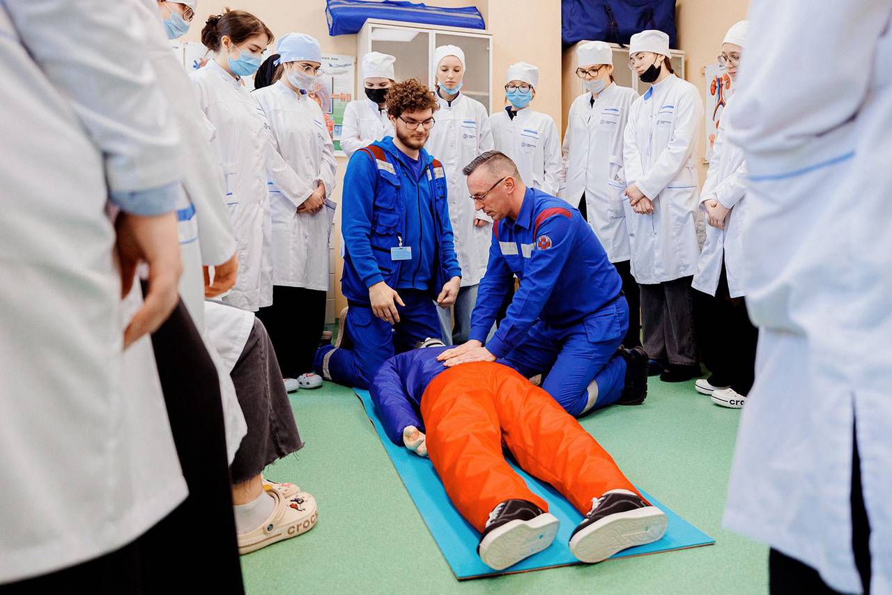 Для обучающихся в медицинских классах доступны для посещения свыше 150 организаций здравоохранения. Фото: пресс-служба Департамента образования и науки города Москвы Заместитель мэра Москвы в Правительстве Москвы по вопросам социального развития Анастасия Ракова рассказала, что в столице стартовала программа образовательных экскурсий для учеников предпрофессиональных классов. Школьники смогут посетить свыше 300 предприятий-партнеров и познакомиться с работой современных медицинских учреждений, высокотехнологичных производств и редакций средств массовой информации. — Для старшеклассников это шанс познакомиться с работой ведущих компаний и получить полезные советы от потенциальных работодателей. В экскурсиях примут участие более 13 тысяч учеников инженерных, медицинских и медиаклассов, — привели слова Анастасии Раковой на сайте мэра Москвы. Обучающимся в медицинских классах доступны для посещения свыше 150 организаций здравоохранения, среди которых городские поликлиники, больницы и подстанции скорой помощи. Школьникам представится возможность пообщаться с врачами разных специальностей, а также им покажут современное оборудование для проведения обследований и операций. Также более 90 площадок, среди которых технопарки и высокотехнологичные производства, откроют свои двери для школьников-инженеров. Старшеклассники увидят, как создают вертолеты, ракетные двигатели, косметику, детское питание и многое другое, а также пообщаются с опытными специалистами. Школьники из медиаклассов во время образовательных экскурсий ознакомятся с работой телеканалов, киностудий и радиостанций компаний. Кроме того, в этом году школьники будут проходить предпрофессиональную практику в новом формате. По запросу партнеров ученики будут снимать репортажи и писать статьи о событиях, которые организуют на городских площадках, уточнили на сайте мэра Москвы. А для школьников из ИТ-классов проводят учебные дни в профильных компаниях, где они пробуют программировать и работать с базами данных.