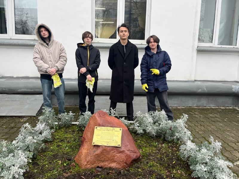 Студенты Финансового колледжа №35 почтили память солдат ВОВ. Фото: страница Финансового колледжа №35 в социальных сетях