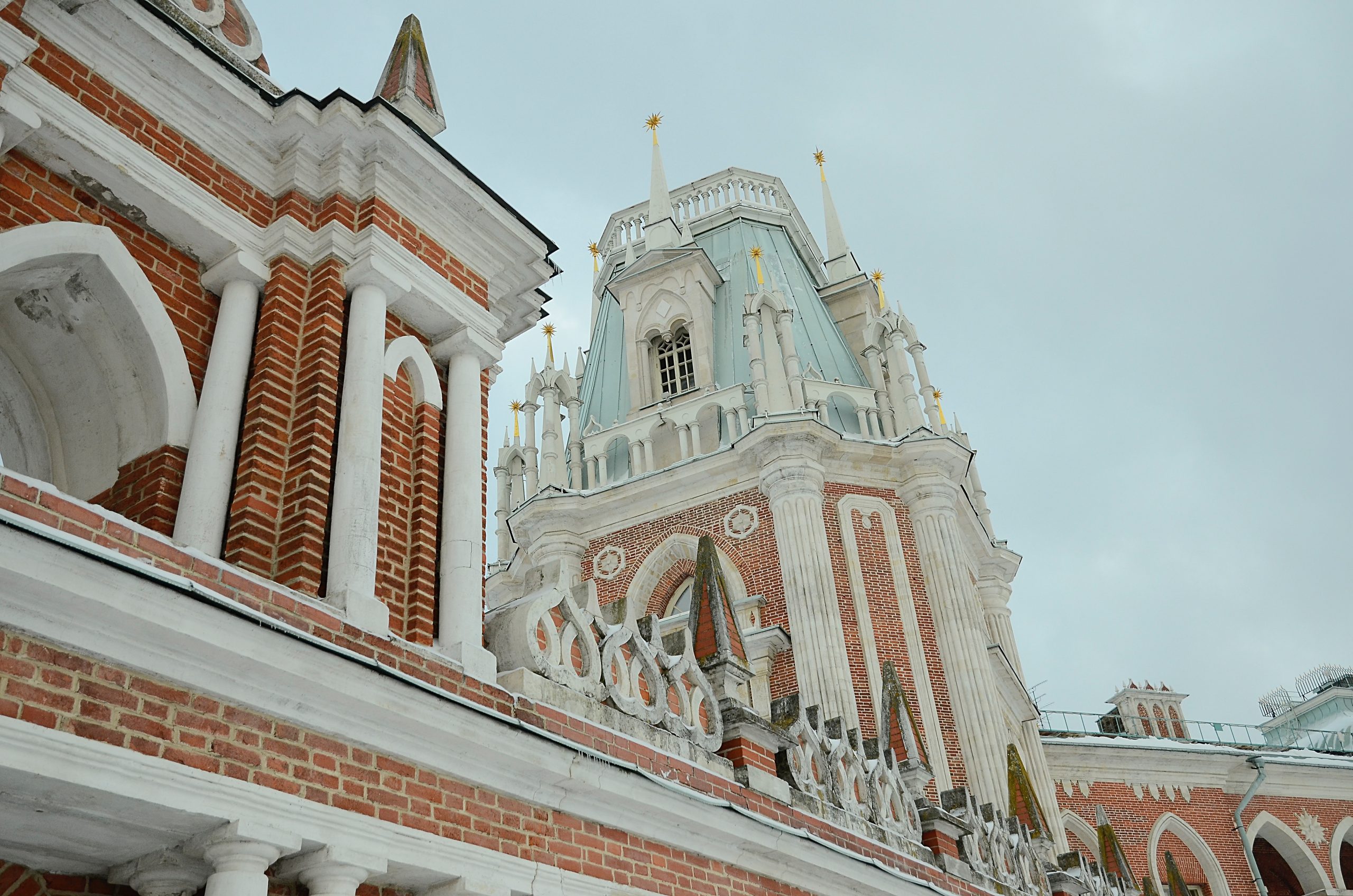 Сотрудники МЗ «Царицыно» организуют индийскую выставку. Фото: Анна Быкова, «Вечерняя Москва»