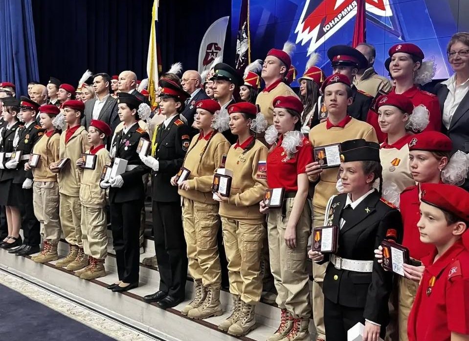 Юнармейцам из школы №902 «Диалог» вручили специальные нагрудные знаки. Фото: страница школы №902 «Диалог» в социальных сетях