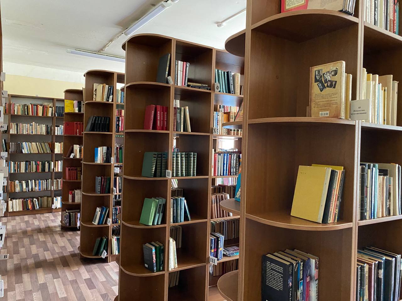 Выставку «Прекрасная пора» развернут в библиотеке №142. Фото: Анастасия Герман, «Вечерняя Москва»