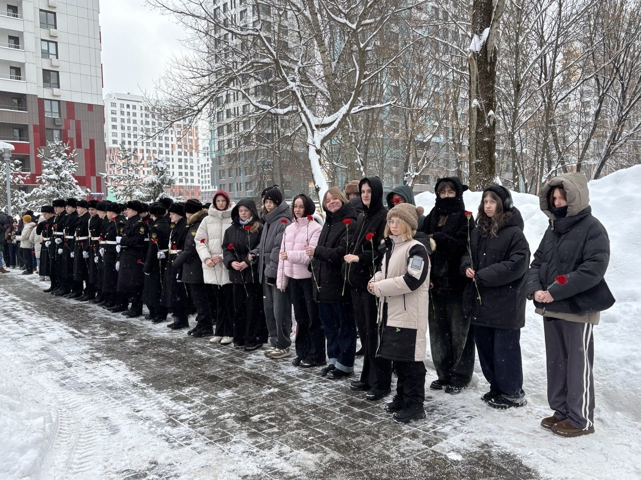 Память сквозь года: студенты КДПИ имени Карла Фаберже приняли участие в памятной акции. Фото: страница Колледжа декоративно-прикладного искусства имени Карла Фаберже в социальных сетях